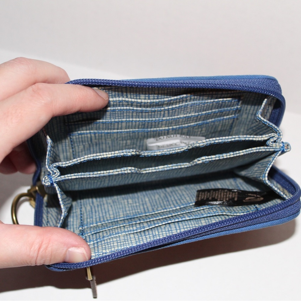 NWOT FOSSIL wallet - Picture 3 of 3
